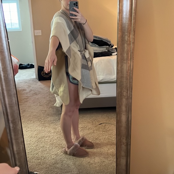 Francescas oversized sweater/shaw - Picture 6 of 6